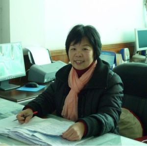 教導主任：楊  英，大學本科學歷，國小高級，主管教導處工作，教師分工，教師培訓，教學、教研，負責英語科組、藝術科組工作。