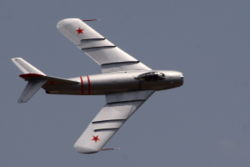 （圖）一架飛行中的米格-17F