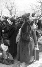 1944年準備送到集中營的猶太婦女正在哭泣