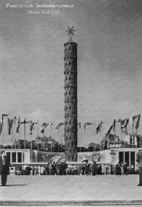 （圖）矗立在夏洛特宮前的世博會主題標誌——紀念柱，象徵和平與友好