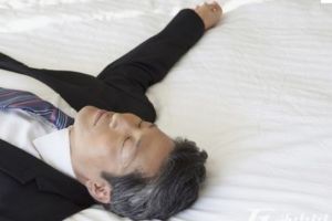 白領冷漠——回家就睡