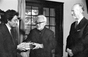 巴金在家中接受義大利授予他的但丁國際獎