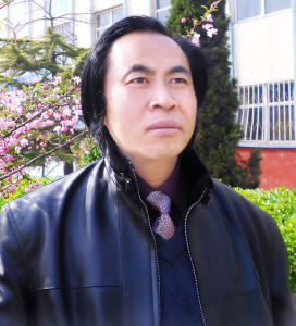 這是河北籍書畫家黃琦2013年春天的照片