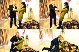 體驗者身體僵硬,閉著雙眼任人搖擺