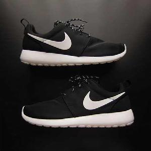 NIKE ROSHERUN WOVEN NIKE ROSHERUN WOVEN