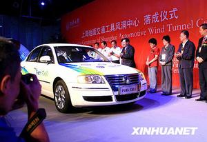 2009年9月19日，全國政協副主席、科技部部長萬鋼（右五）準備親自駕駛新能源汽車駛入象徵“汽車風洞”的大門。