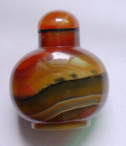 鼻煙壺[盛鼻煙的容器]