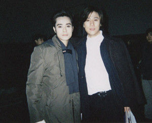 陳汝佳（左）留影