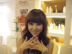 佳悅為知名歌手陳思彤打造時尚靚甲