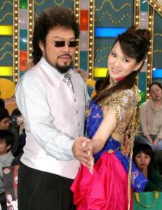 主持人張菲在節目中