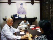 顏老90歲時帶教學生臨床診治