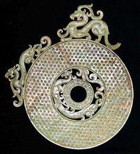 洛陽金村東周天子大墓出土文物-龍環玉璧