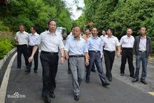 教育部部長袁貴仁一行赴興義八中考察