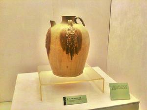 壺王[長沙窯人物貼塑大執壺]