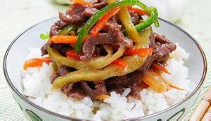 青椒榨菜牛柳蓋澆飯 青椒榨菜牛柳蓋澆飯