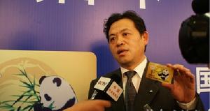 （圖）成都市人民政府副秘書長、市旅遊局局長鄧工力向中央電視台等媒體展示“熊貓金卡”