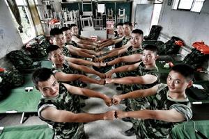 太陽的勳章[趙洪虎抗洪作品]