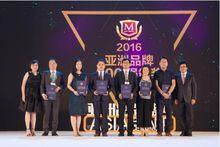 中威盛世副總裁羅光清(左四)代表公司領獎