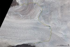 7月14日拍攝衛星照片顯示Jakonbshavn冰川一夜間消退1英里(約1.6公里)