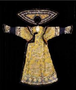 明黃緞繡金龍皮朝袍