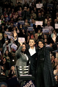歐巴馬夫婦與著名節目主持人奧普拉·溫弗里，時為2007年12月10日