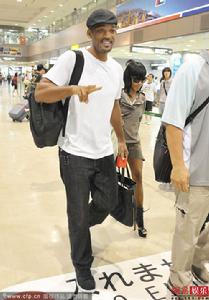 威爾·史密斯見到記者擺出V手勢