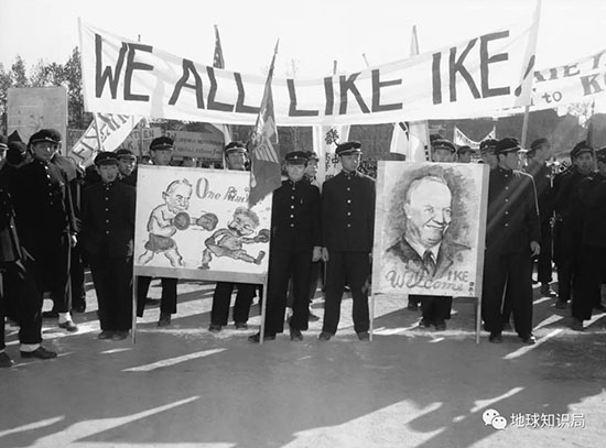 當時的韓國政府發動民眾迎接總統....