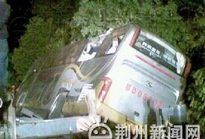 10·16荊州客車側翻事故