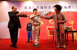 京劇《白蛇傳》的藝術總監劉秀榮（右一）、藝術指導張春孝在現場傳授戲曲知識