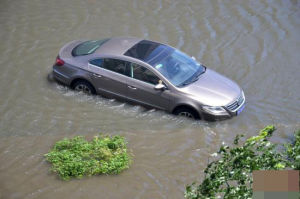 泡在洪水裡的車
