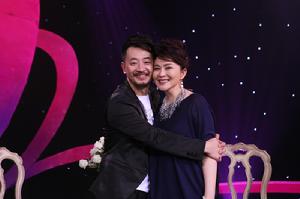 黃海波與主持人田歌合影