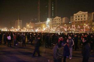 網友實拍：山西“等地震”的人群