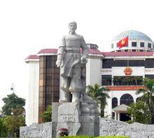 越南清化省政府辦公樓前的黎利塑像