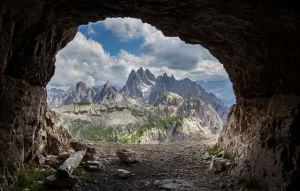 洞穴[較大的或範圍不定的地下洞]