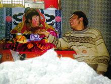 阿白法王與其今生父親嘎絨在一起