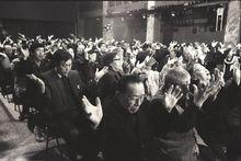 北京一場氣功宣講會上，人們集體做功