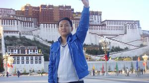 2009年9月，在西藏拉薩布達拉宮廣場。
