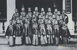1872年8月11日，經清朝政府批准，在陳蘭彬、容閎率領下，中國第一批幼童留學生鄺榮光、梁郭彥、詹天佑等30人從上海啟程，前往美國開始留學生涯。這是中國學生首次大規模留學美國。圖為中國第一批留學生在上海輪船招商總局門前合影。
