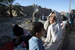 （圖）在伊朗震後的廢墟旁，幾名僥倖逃生的兒童沉浸在悲痛之中