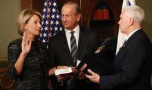 貝齊&middot;德沃斯宣誓就職