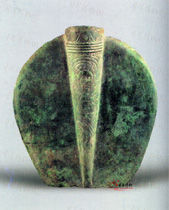 西漢孔雀牛頭紋鋤