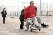 老母親推著黃成義上街