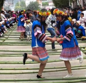 雲南壯族歡度“三月三”，眾人齊跳竹竿舞