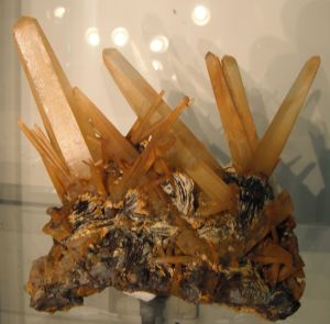 水晶表面有氧化物的黃水晶