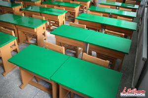 倉田國小教室中的桌椅