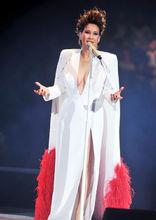 《東方之珠》演唱者：甄妮