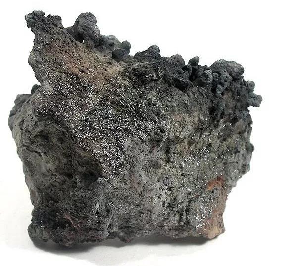 擇捉島上依附在火山岩上發亮的含錸硫化物