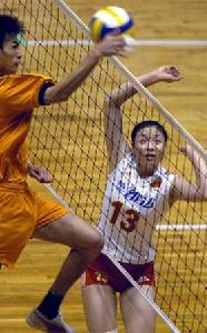 4月4日，女排隊員魏秋月(右)在與開平男排的比賽中積極防守