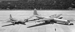 與B-36相比，即使是B-29也顯得格外瘦小