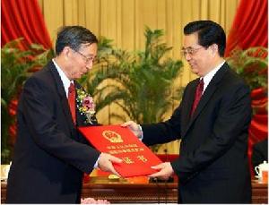 李振聲院士遺傳學家、小麥育種專家27日被授予中國2006年度國家最高科技獎。胡錦濤向李振聲頒獎。